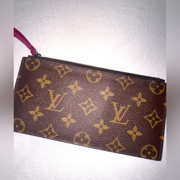 Louis Vuitton - Picture 1 of 10